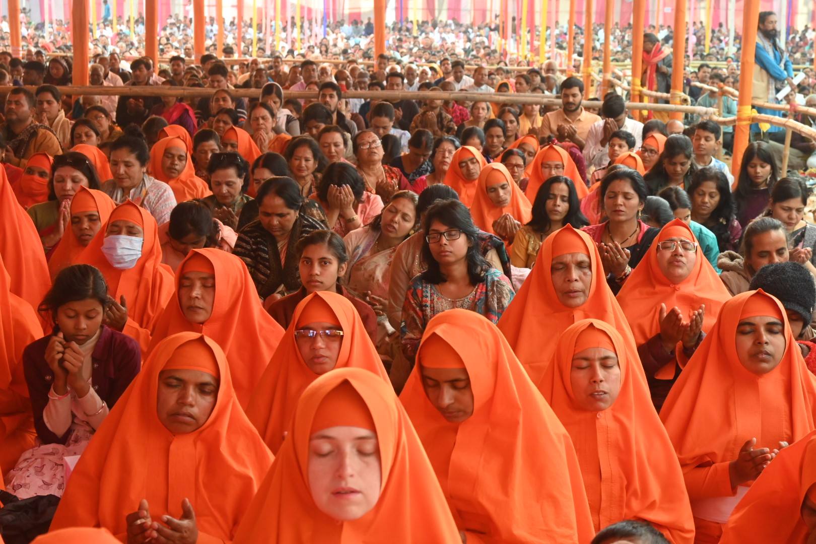 Didis gathered praying